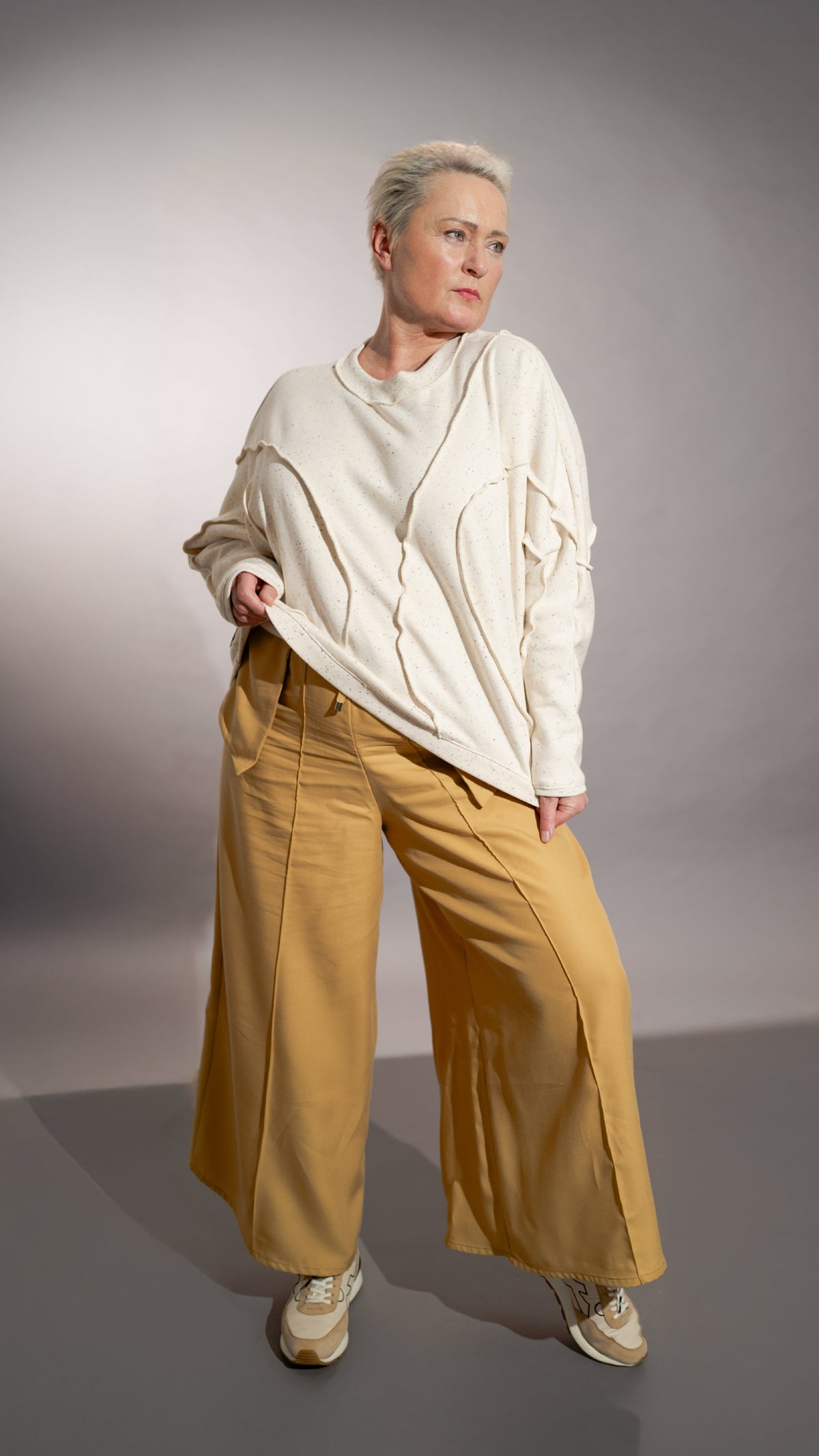 Palazzo Pants in Gold Sand, gestylte Ansicht