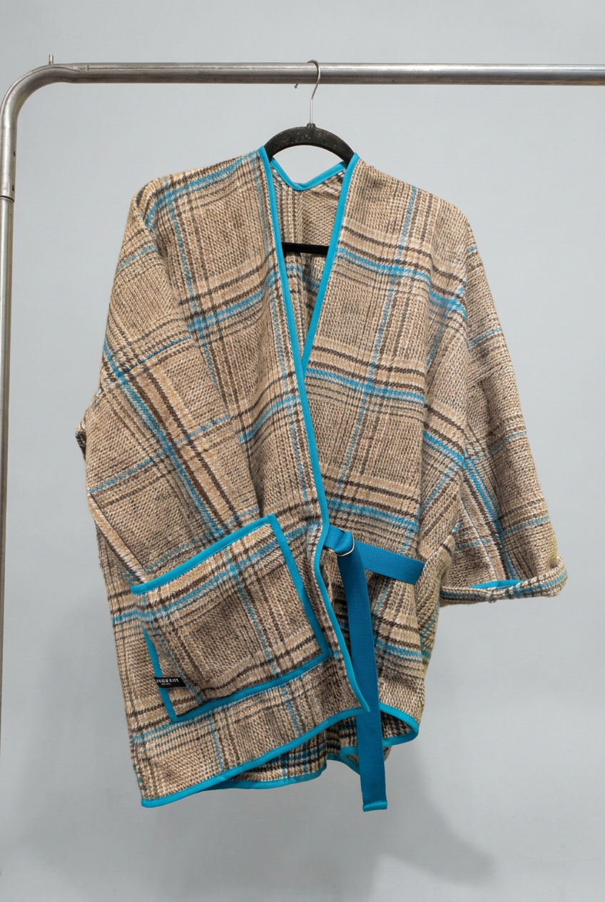 Produktfoto der Karo-Jacke am Bügel, bearbeitet ohne Hangtag
